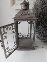 Lade das Bild in den Galerie-Viewer, Metall Laterne Vintage
