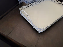 Lade das Bild in den Galerie-Viewer, Tablett Creme Antik
