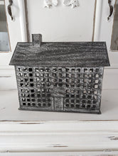 Lade das Bild in den Galerie-Viewer, Haus Windlicht Metall
