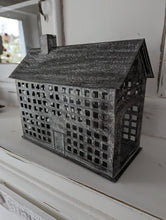 Lade das Bild in den Galerie-Viewer, Haus Windlicht Metall
