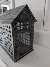 Lade das Bild in den Galerie-Viewer, Haus Windlicht Metall
